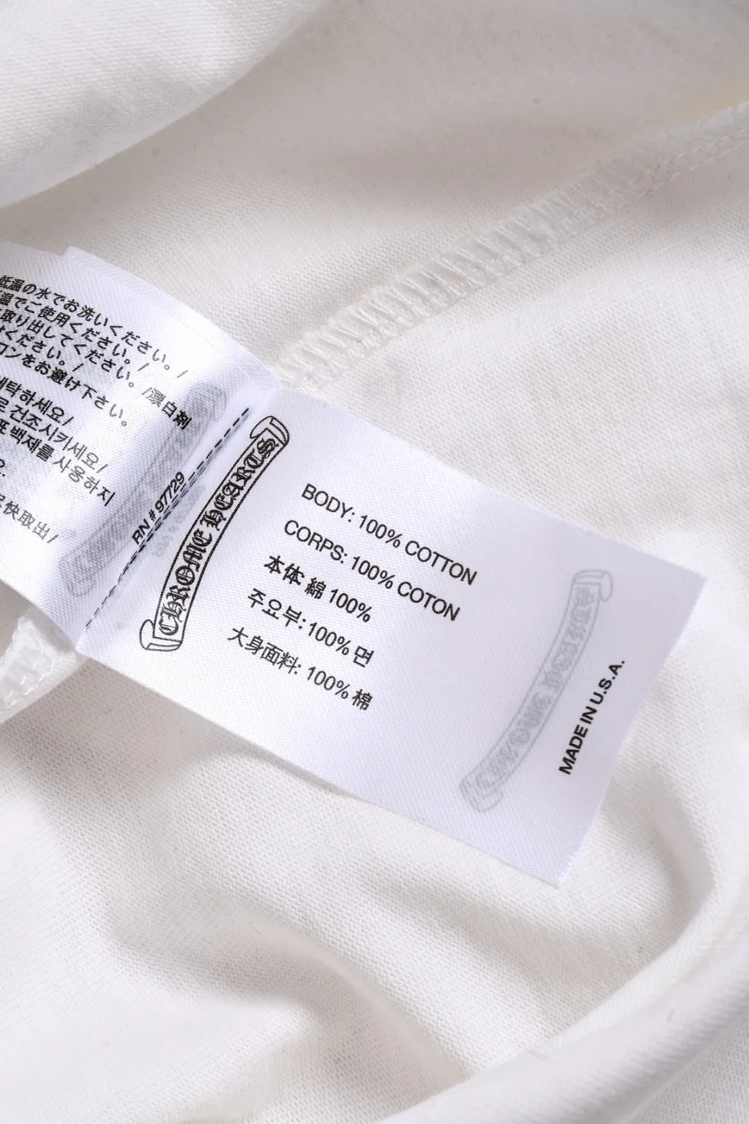 P170 Chrome Hearts CH Cross 26SS New product is hot at the same time💥 Early spring classic style Colorful double cross on the chest 🪡 Embroidery Large logo cross on the back Horseshoe and leather willow ding Sanskrit ✝️🪡 Embroidery Round neck short-sleeved T-shirt, a popular style, a style that both men and women like, the same style for men and women, 100% chance of turning heads when you wear it when you go out! It’s all about being handsome. The designer’s classic sense is precisely grasped. The whole piece of clothing is heavy. Industrial washing process. Ready-made garments are dyed + sprayed for a horse effect. The double-wash process is very recognizable. It uses heavy washing to make it distressed. The edges of the patch are slightly rolled and naturally distressed. It has a three-dimensional sense of layering and a little damage. It is very visually lethal. It adheres to Kroxin's consistent rough style. The chest and back are large, and the horseshoe flower printed patch pattern is embroidered and decorated. It is also decorated with silver metal engraved distressed buttons. The classic elements full of brand recognition instantly enhance the overall sense of grade and specification. Its texture is quite high-end! The overall feeling is high-end, simple and elegant, with silver hardware accessories, a full set of customized accessories, and the pattern of the entire dress is all decorated with patchwork three-dimensional embroidery technology, which is the finishing touch of the entire dress. The design on the back is even more eye-catching! ! This full back is so cool, it’s full of design, and the overall upper body style highlights fashion and individuality. Wearing it together as a couple is even more popular on the street. I recommend the early autumn sweatshirt! ! The fabric is a unique 320g 100% cotton, which is skin-friendly, breathable, warm to the touch, has a strong texture, and has smooth lines. It can be called a back killer, which has very strict requirements on craftsmanship and cost. The smooth neckline, flat cuffs and hems, the stitches are large and tight, tight and orderly, and the details are perfect. The consistent OS version can be worn alone or layered. It is very casual, but very iconic! It is simply the flagship of high-end trendy brands and must be included in your wardrobe. It has the American fashion spirit of freedom and individuality, and is highly recognizable and stylized! Color: Black White Size: S-XL Size chart: S: Shoulder width 50-Bust 56-Length 70 M: Shoulder width 52-Bust 57-Length 72 L: Shoulder width 54-Bust 59-Length 74 XL: Shoulder width 56-Bust 62-Length 76